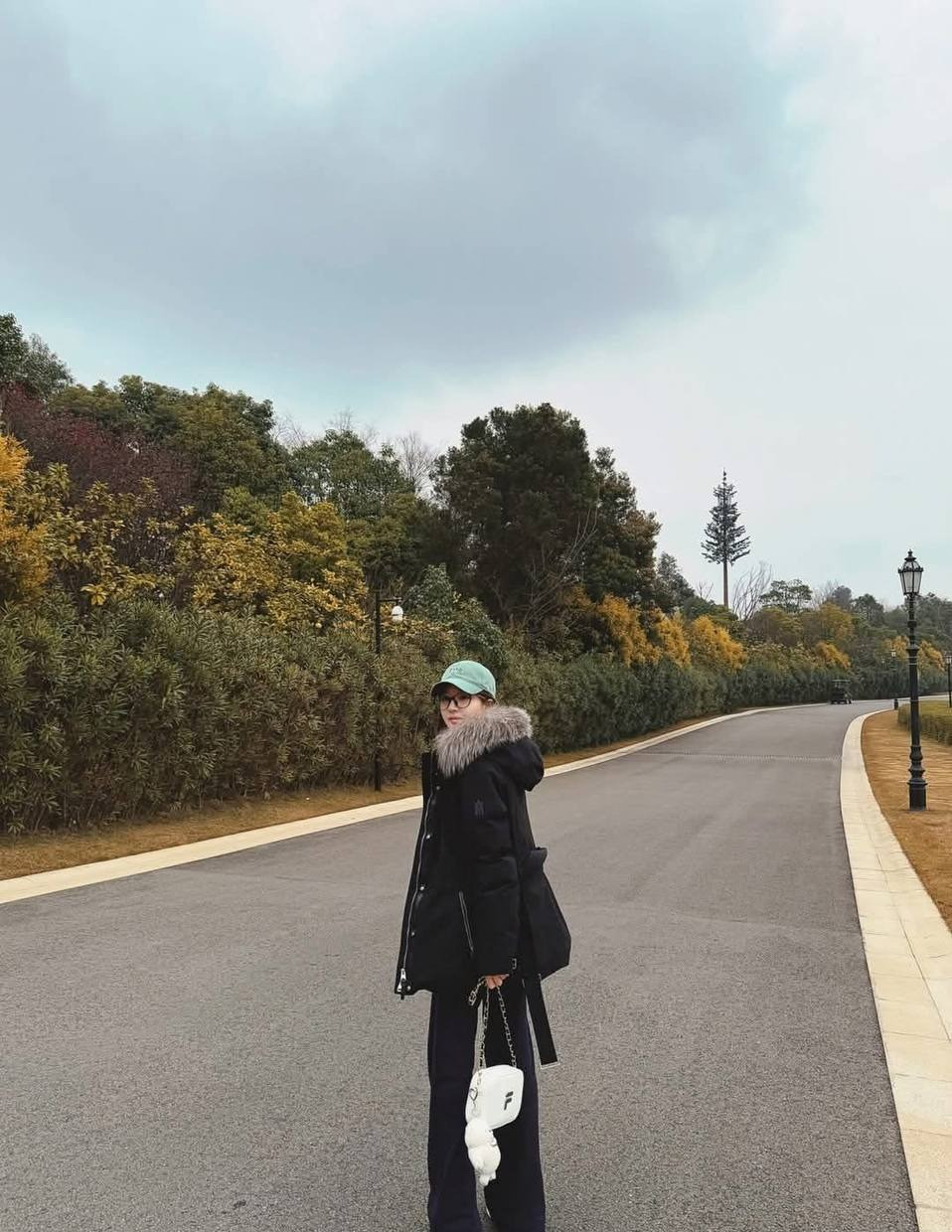 Nhưng Triệu Lộ Tư vẫn rất gầy gò khiến mọi người lo lắng. Nhưng Triệu Lộ Tư vẫn rất gầy gò khiến mọi người lo lắng.