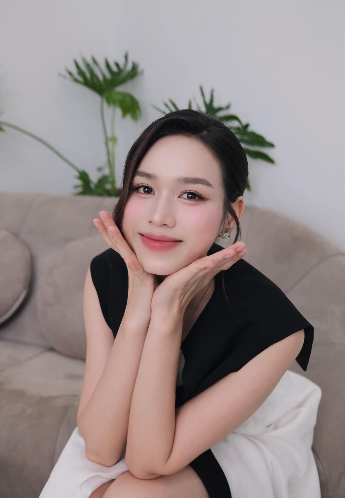 Netizen khen ngợi làn da trắng sáng của nàng hậu. Netizen khen ngợi làn da trắng sáng của nàng hậu.