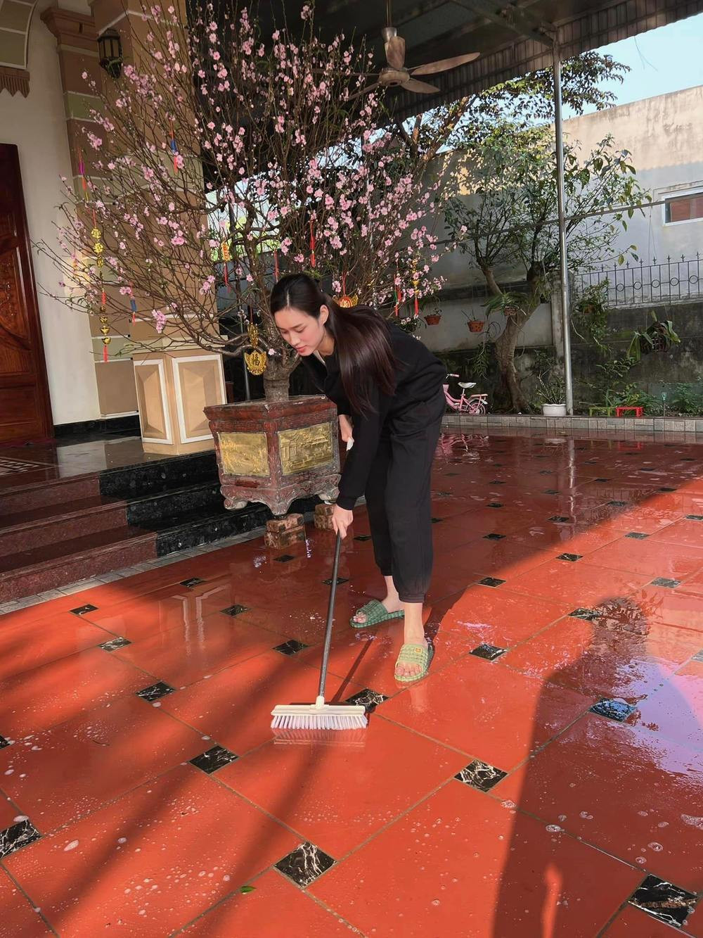 Đỗ Thị Hà ăn mặc giản dị khi về nhà đón Tết cùng gia đình. Đỗ Thị Hà ăn mặc giản dị khi về nhà đón Tết cùng gia đình.