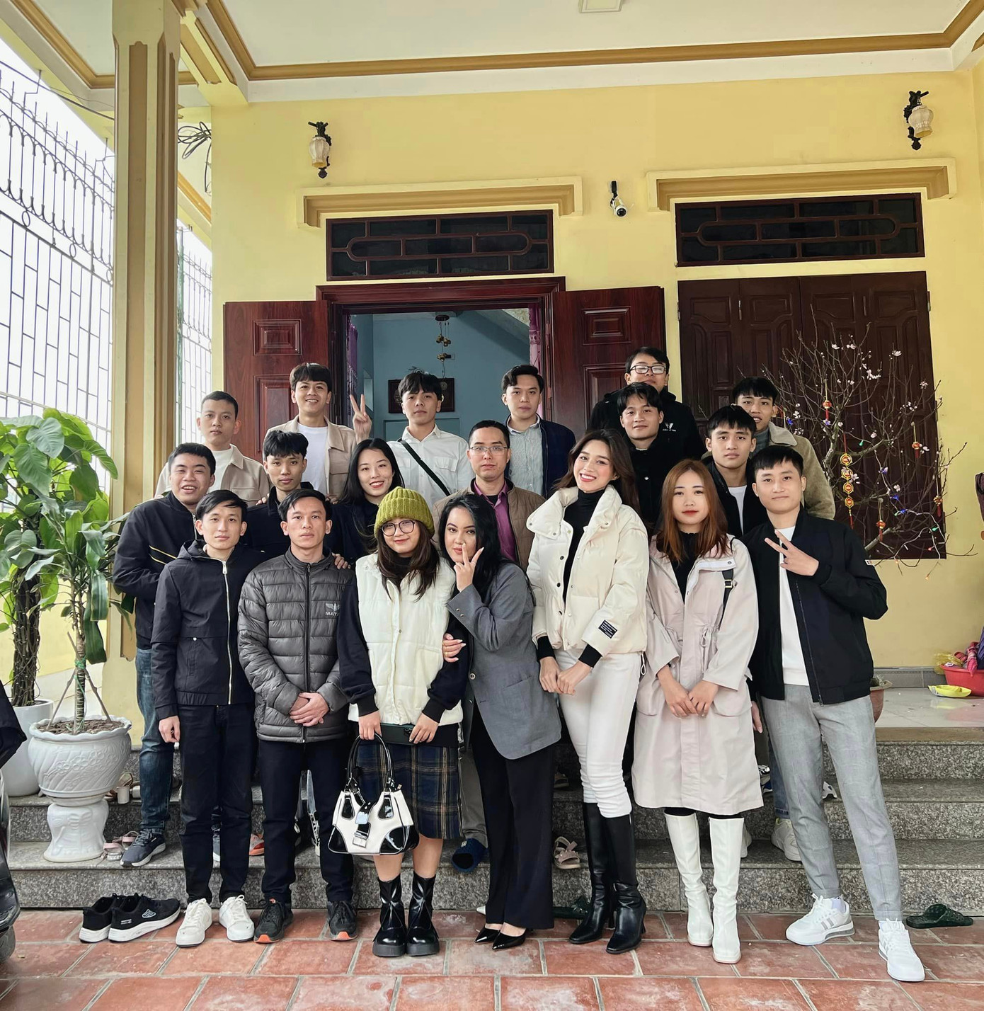 Nàng hậu đã dành mùng 3 Tết tới thăm thầy giáo cũ Nàng hậu đã dành mùng 3 Tết tới thăm thầy giáo cũ