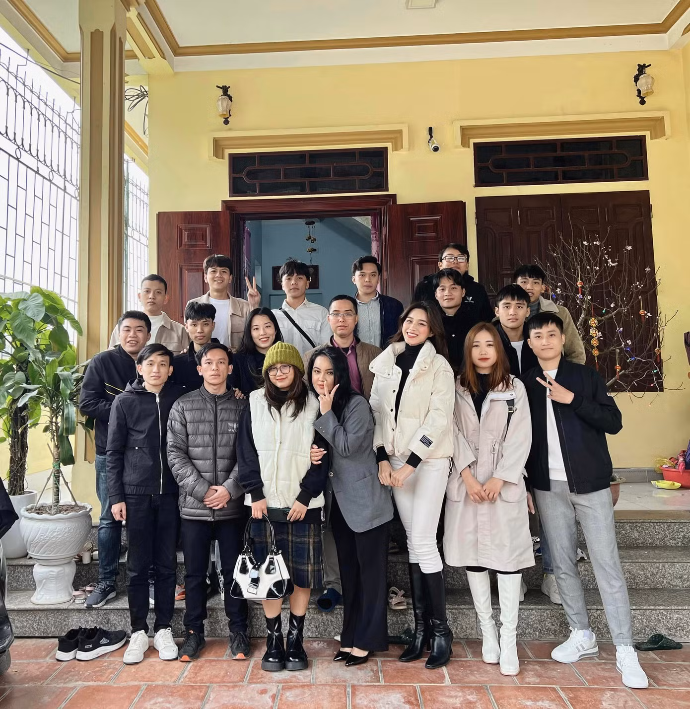 Nàng hậu đã dành mùng 3 Tết tới thăm thầy giáo cũ