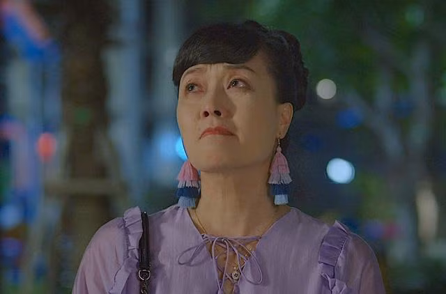 Cùng đóng vai bà mẹ nhưng Vân Dung luôn có tạo hình đa dạng