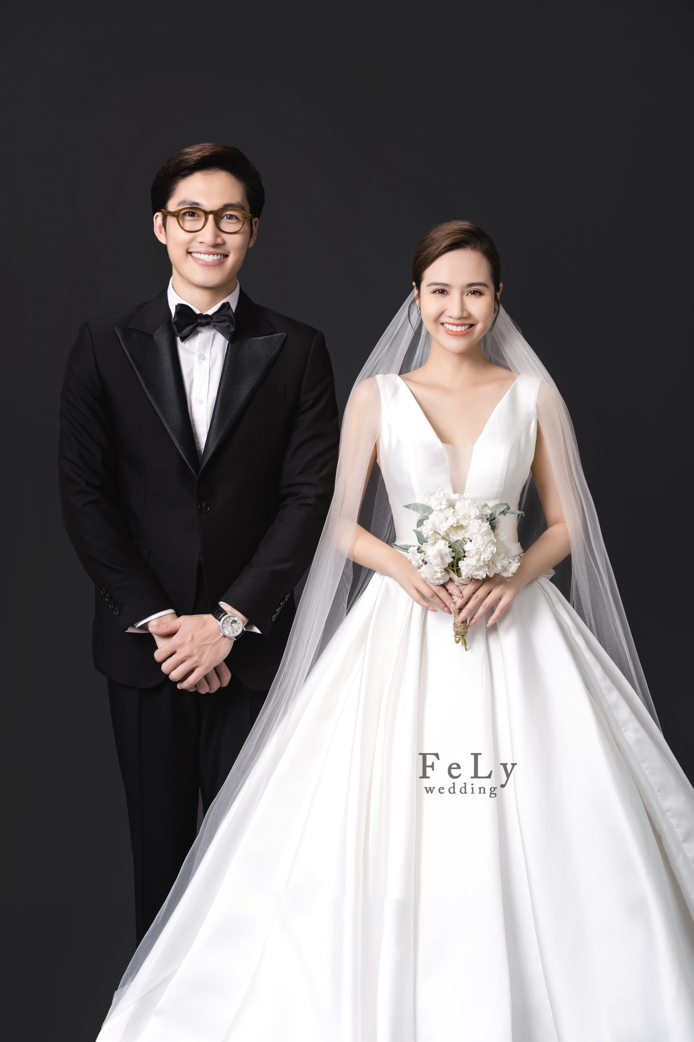 Huyền Lizzie vẫn được xem là bạn diễn ăn ý nhất với Đình Tú. Huyền Lizzie vẫn được xem là bạn diễn ăn ý nhất với Đình Tú.