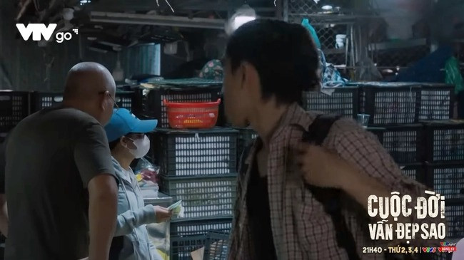 Nhân vật khiến khán giả tưởng đoàn làm phim mắc lỗi. Nhân vật khiến khán giả tưởng đoàn làm phim mắc lỗi.