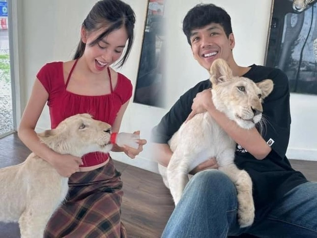 Tiểu Vy và Nicky Nachat có quá nhiều khoảnh khắc trùng hợp.