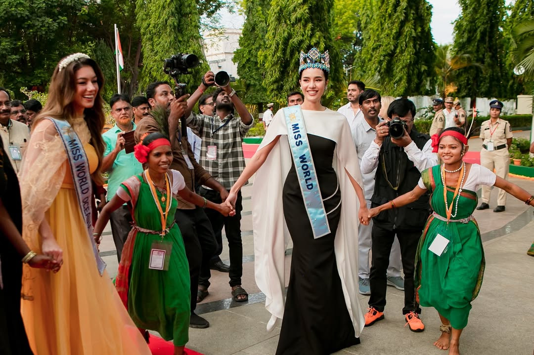 Cô đang bận rộn với lịch trình của tân Hoa hậu.