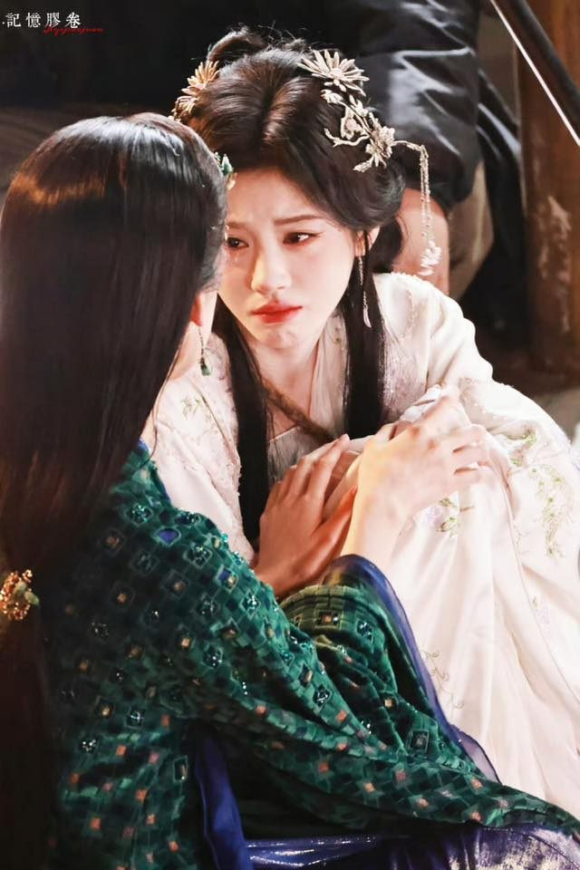 Hai người hóa thân thành chị em hồ ly. Hai người hóa thân thành chị em hồ ly.