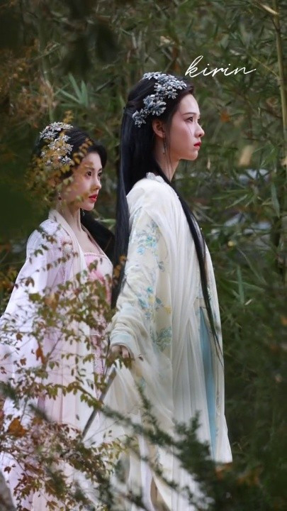 Hai người hóa thân thành chị em hồ ly. Hai người hóa thân thành chị em hồ ly.