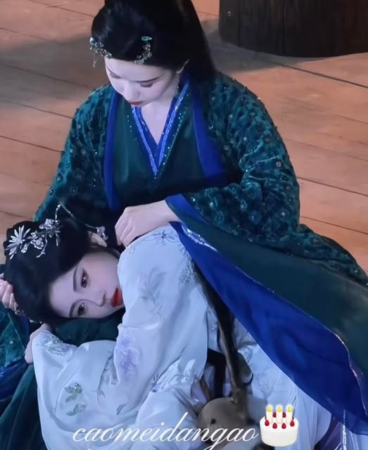 Hai người được khen xinh đẹp thu hút trong tạo hình hồ ly. Hai người được khen xinh đẹp thu hút trong tạo hình hồ ly.