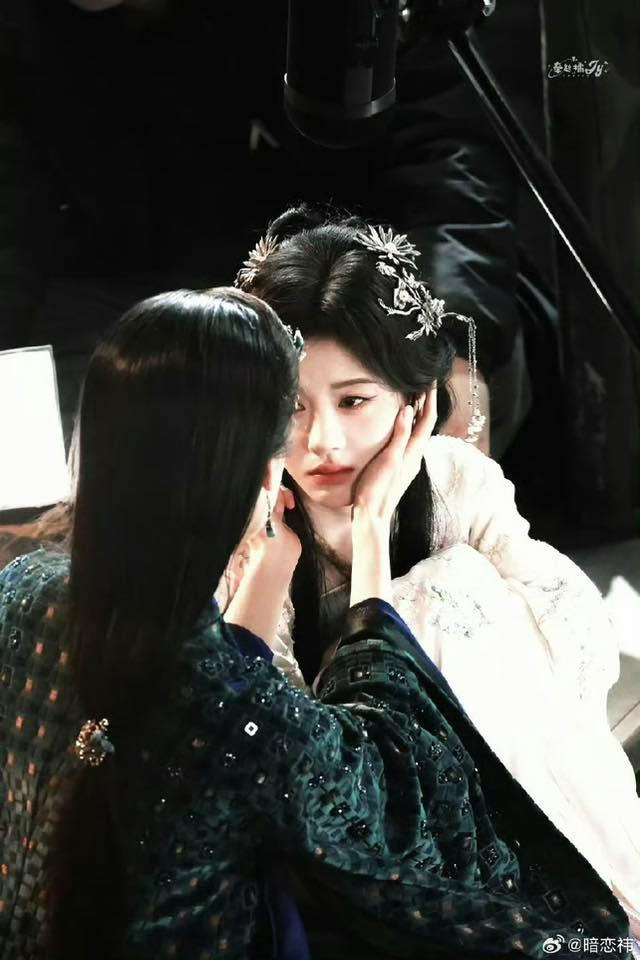 Hai người được khen xinh đẹp thu hút trong tạo hình hồ ly. Hai người được khen xinh đẹp thu hút trong tạo hình hồ ly.