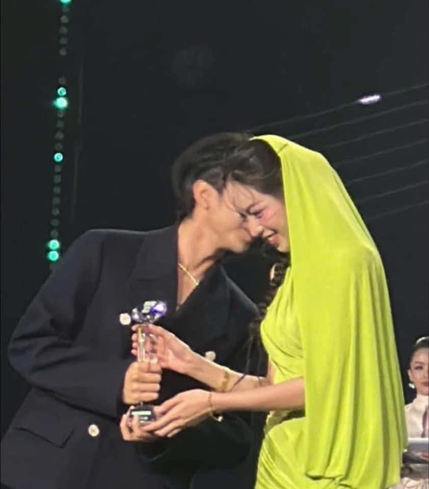 Khoảnh khắc khiến khán giả phấn khích, nghĩ ra 7749 kịch bản cho hai người. Khoảnh khắc khiến khán giả phấn khích, nghĩ ra 7749 kịch bản cho hai người.