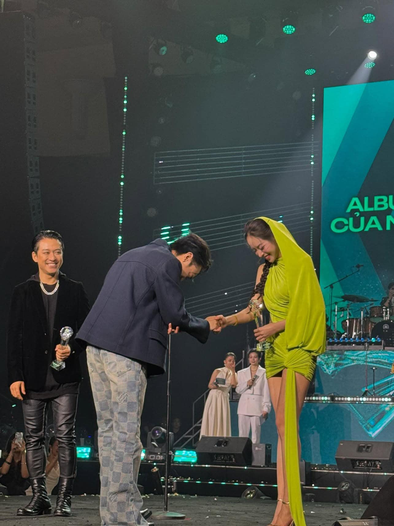 Ca sĩ Tuấn Hưng có nụ cười "đáng ngờ" khi thấy SOOBIN và Thanh Thủy đứng cạnh nhau. Ca sĩ Tuấn Hưng có nụ cười "đáng ngờ" khi thấy SOOBIN và Thanh Thủy đứng cạnh nhau.