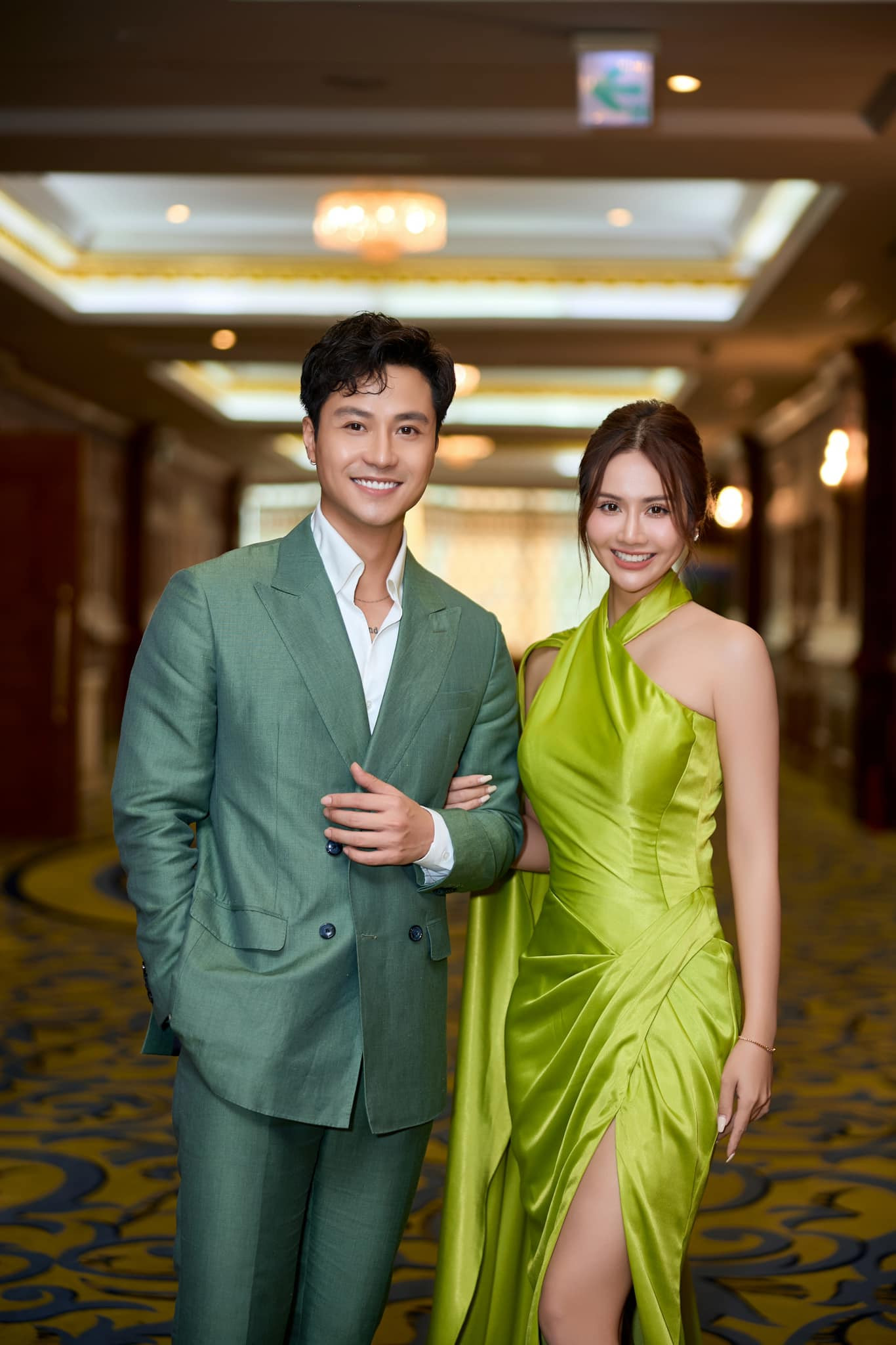 Hai người được khen đẹp đôi. Hai người được khen đẹp đôi.