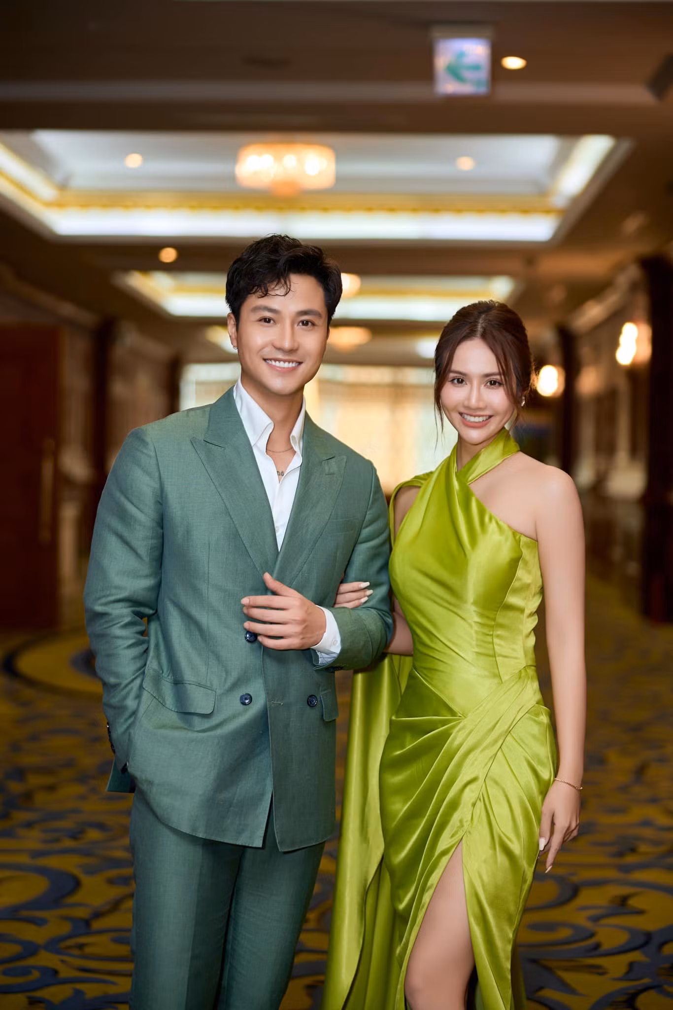Hai người được khen đẹp đôi.
