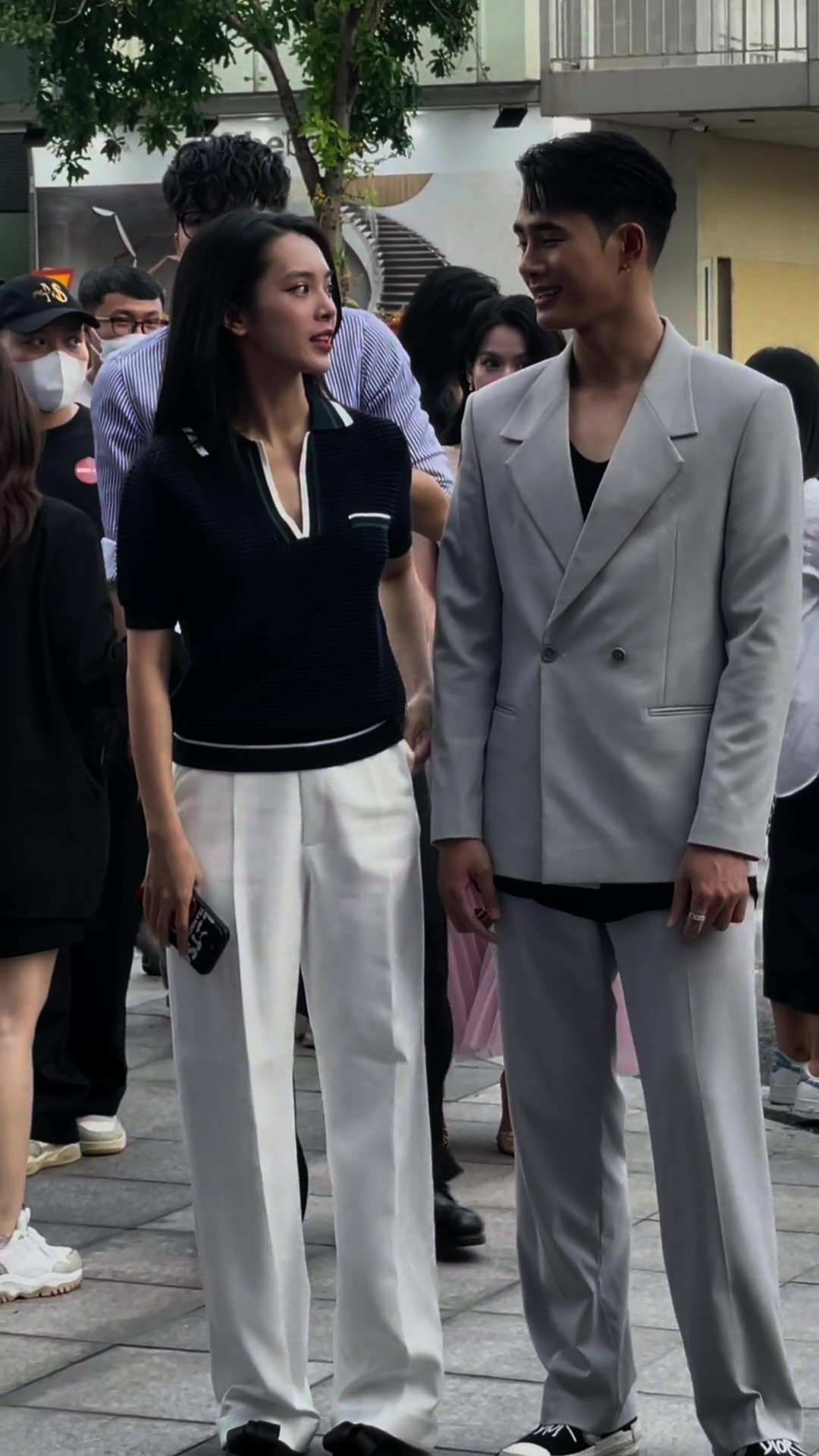 Quỳnh Lương phải xin lỗi vì chen hàng trong sự kiện. Quỳnh Lương phải xin lỗi vì chen hàng trong sự kiện.