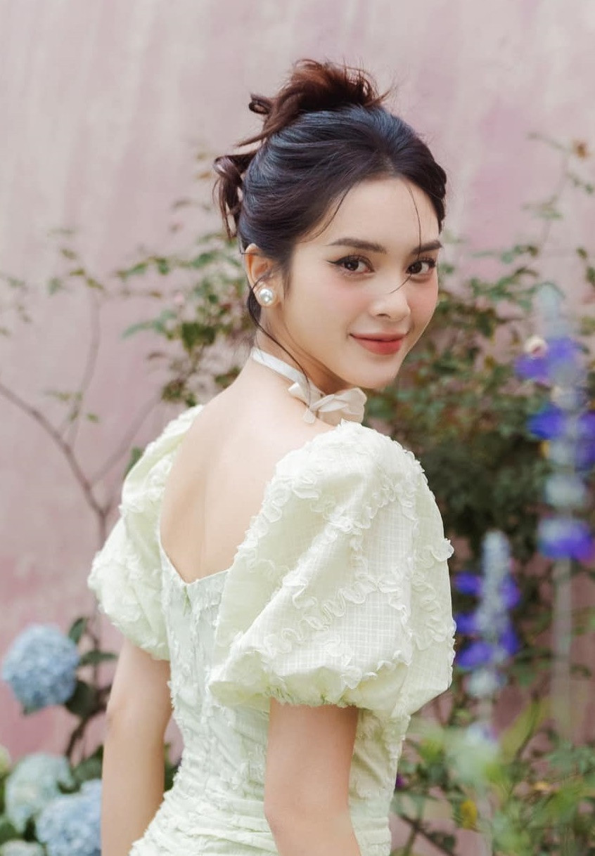 Quỳnh Lương đã lên tiếng xin lỗi vì hành động thiếu tinh tế này. Quỳnh Lương đã lên tiếng xin lỗi vì hành động thiếu tinh tế này.