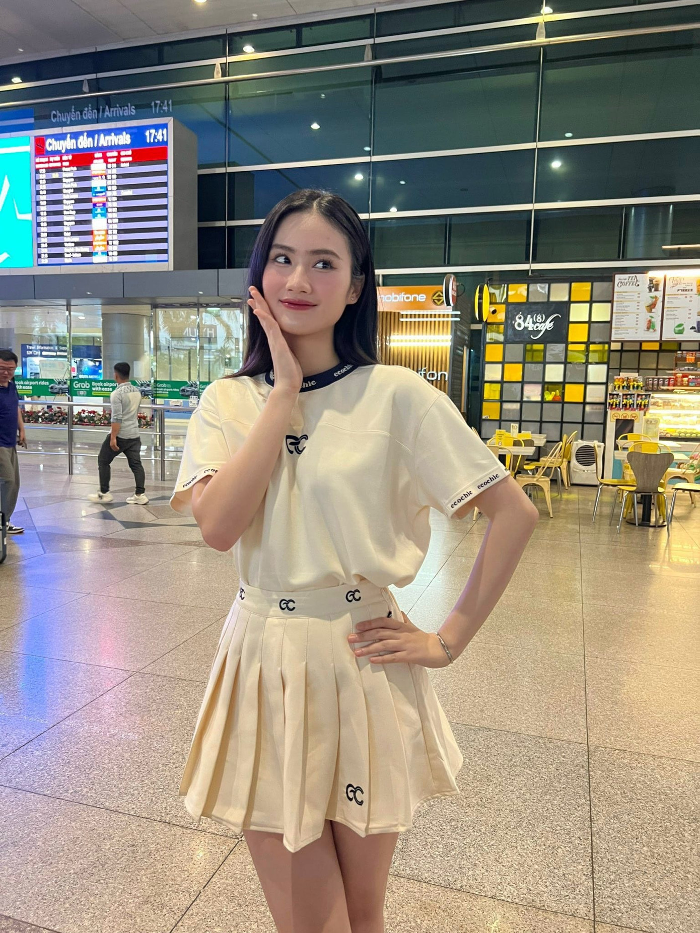 Ý Nhi đã trở về Việt Nam và được mọi người chào đón.