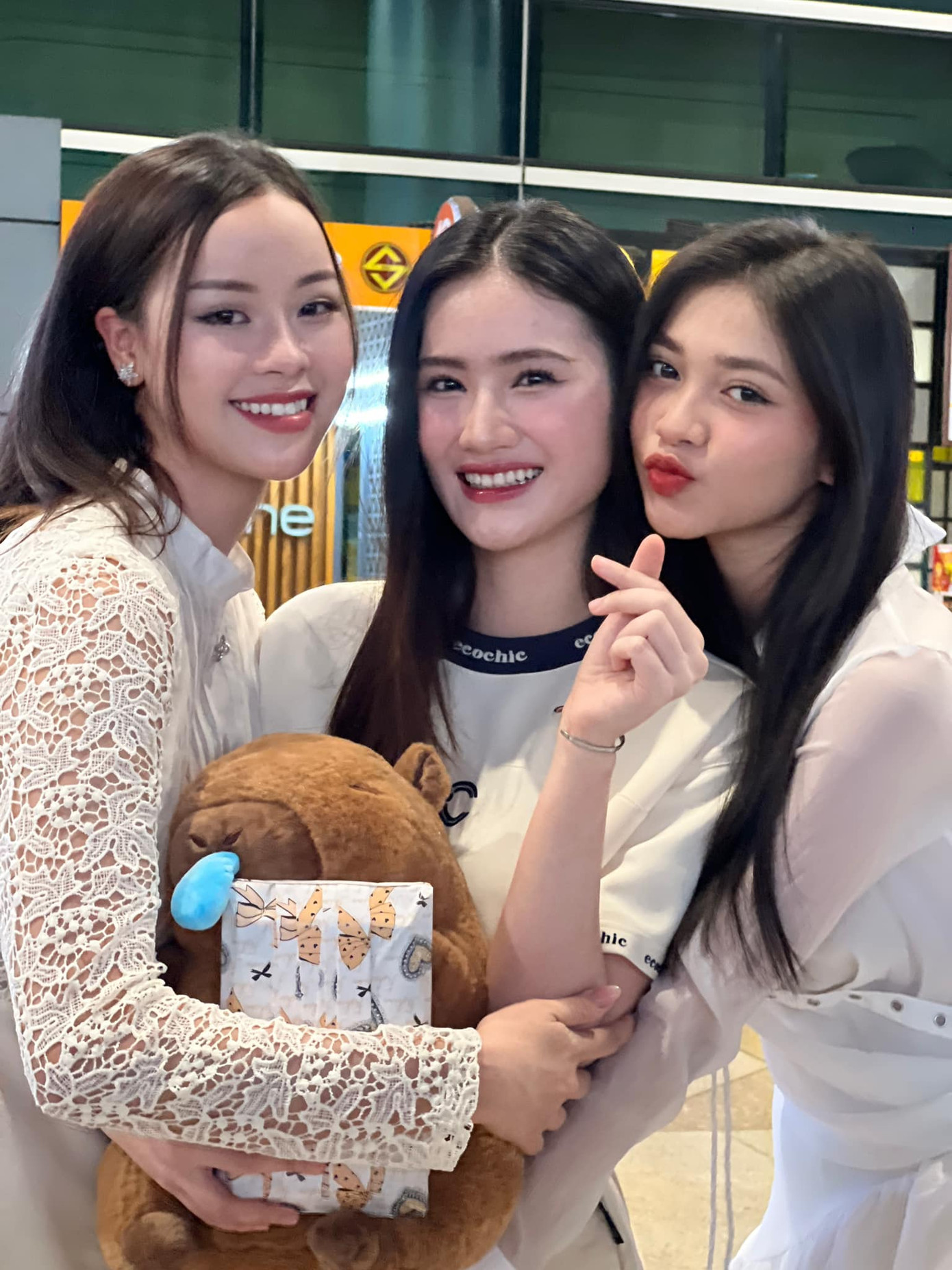 Ý Nhi đã trở về Việt Nam và được mọi người chào đón.