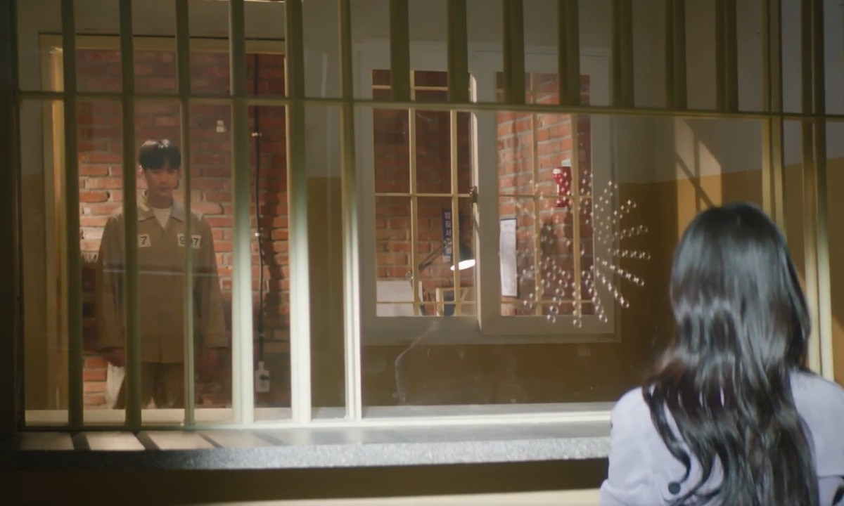 Hae In đi thăm chồng cũ trong tù.