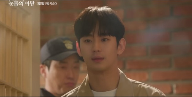 Cô sững sờ khi nhìn thấy Hyun Woo.