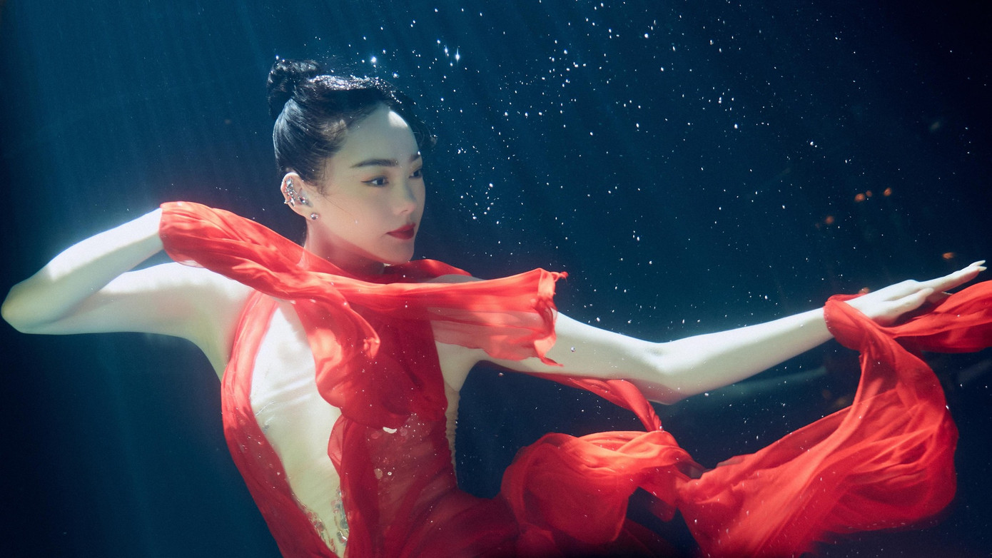 Minh Hằng phải đeo thiết bị bảo hộ tai khi quay cảnh dưới nước. Minh Hằng phải đeo thiết bị bảo hộ tai khi quay cảnh dưới nước.