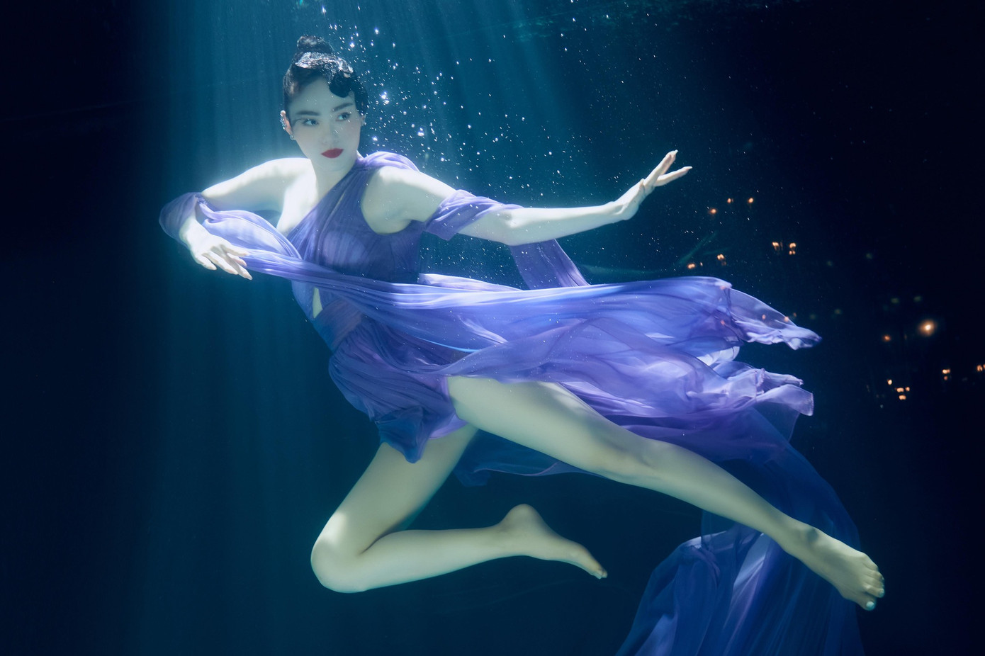Nữ diễn viên có nhiều phân cảnh đẹp mắt dưới nước. Nữ diễn viên có nhiều phân cảnh đẹp mắt dưới nước.