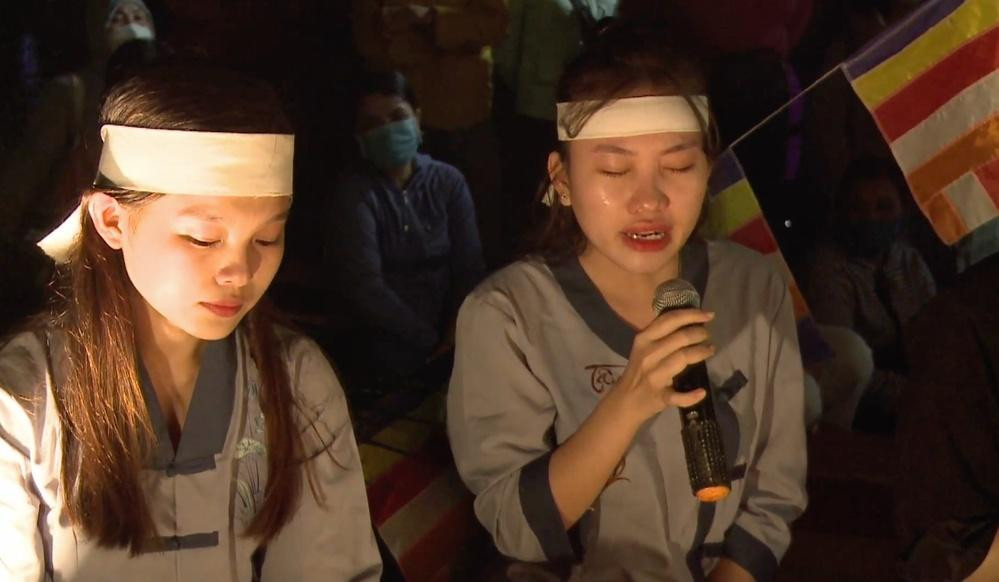 Con nuôi ca sĩ Phi Nhung khóc trong lễ thả hoa đăng.