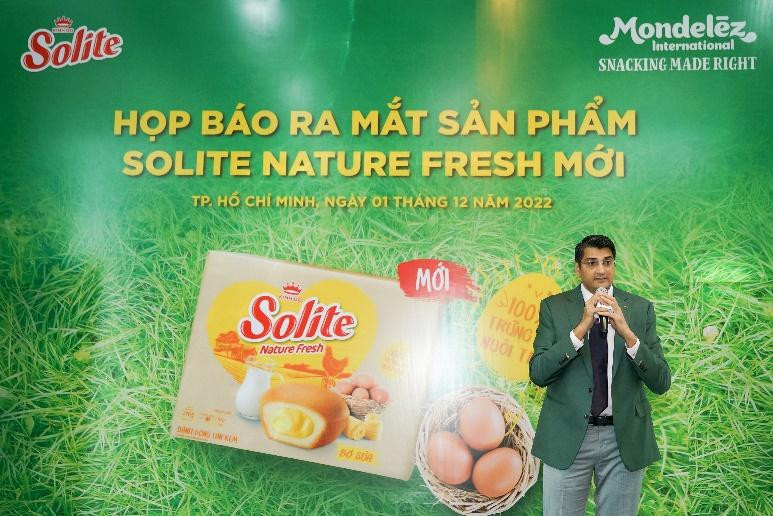 Ông Sameer Yadav, Giám đốc Tiếp thị của Mondelez Kinh Đô Việt Nam chia sẻ tại họp báo