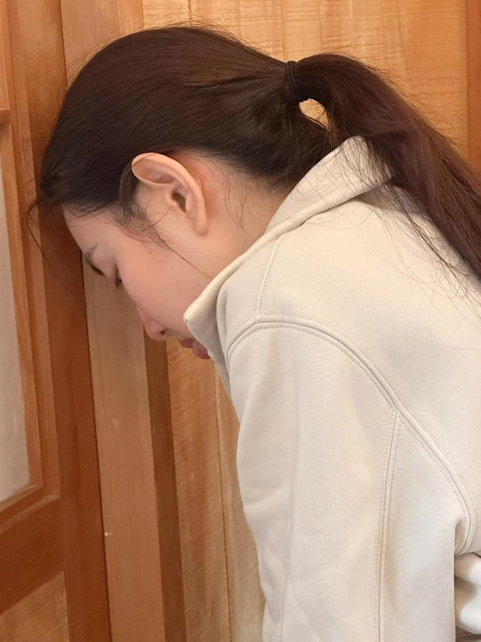 Cô không giấu được căng thẳng khi theo dõi phiên tòa diễn ra. Cô không giấu được căng thẳng khi theo dõi phiên tòa diễn ra.