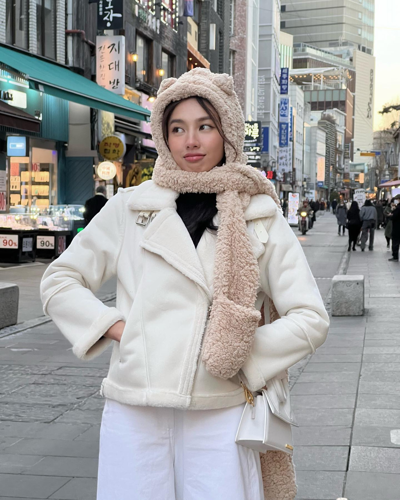 Thùy Tiên hiện đang ở Hàn Quốc. Thùy Tiên hiện đang ở Hàn Quốc.