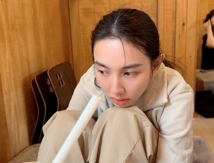 Thùy Tiên căng thẳng theo dõi phiên tòa. Thùy Tiên căng thẳng theo dõi phiên tòa.