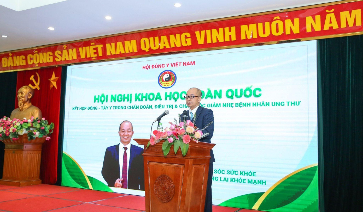 Giáo sư Cương đã dành nhiều thời gian để tìm cách kết hợp Đông - Tây y trong chẩn đoán, điều trị ung thư. Giáo sư Cương đã dành nhiều thời gian để tìm cách kết hợp Đông - Tây y trong chẩn đoán, điều trị ung thư.