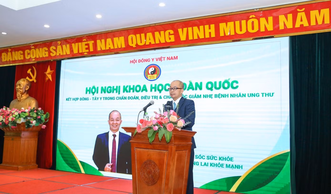 Giáo sư Cương đã dành nhiều thời gian để tìm cách kết hợp Đông - Tây y trong chẩn đoán, điều trị ung thư.