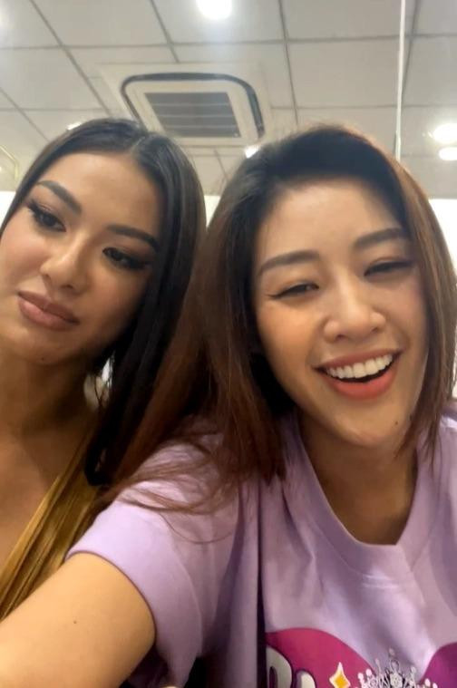 Kim Duyên và Khánh Vân khi livestream để thanh minh