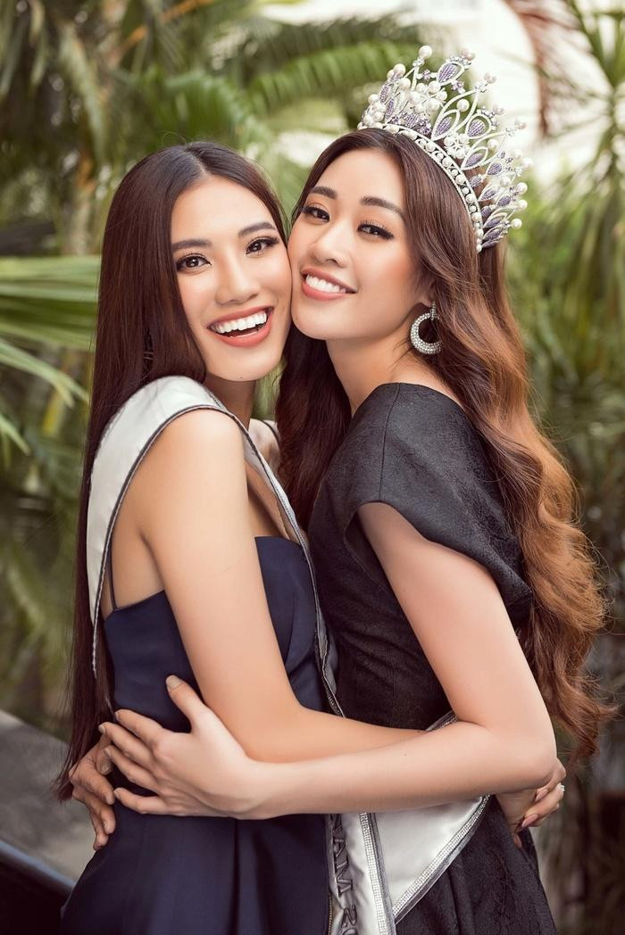 ...nhưng hai cô gái không hề tương tác với nhau như mọi người kỳ vọng.