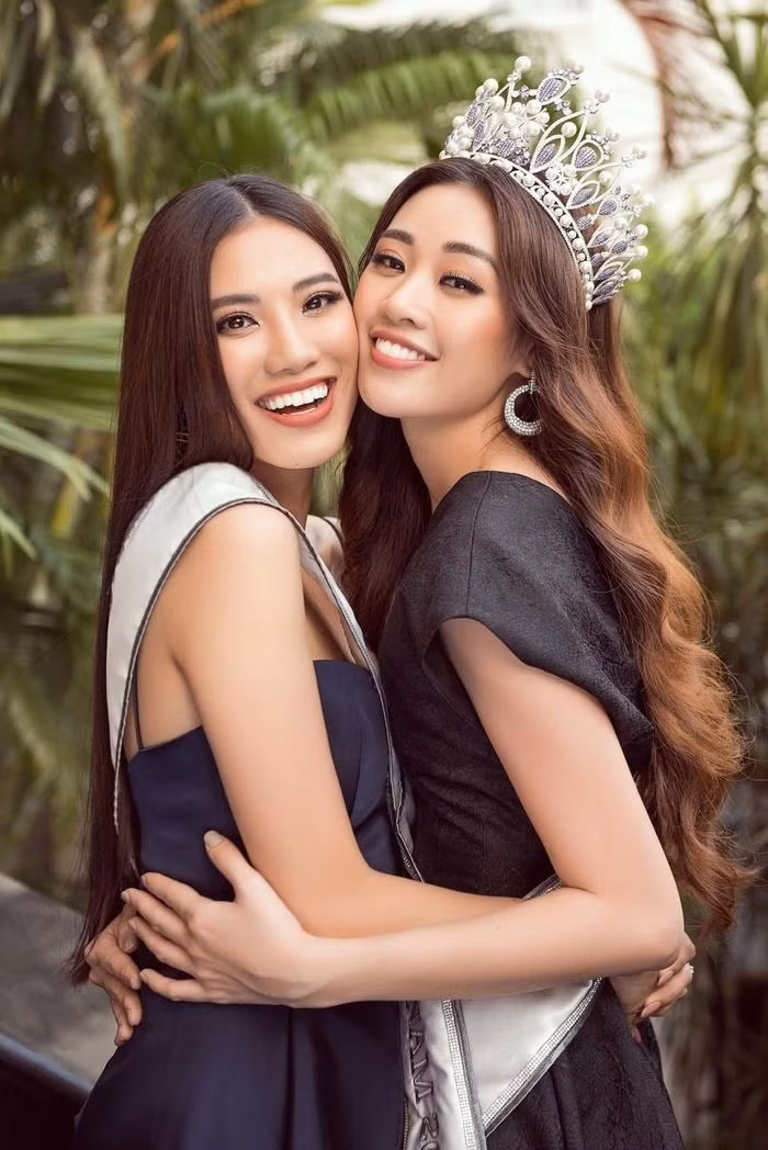 ...nhưng hai cô gái không hề tương tác với nhau như mọi người kỳ vọng.