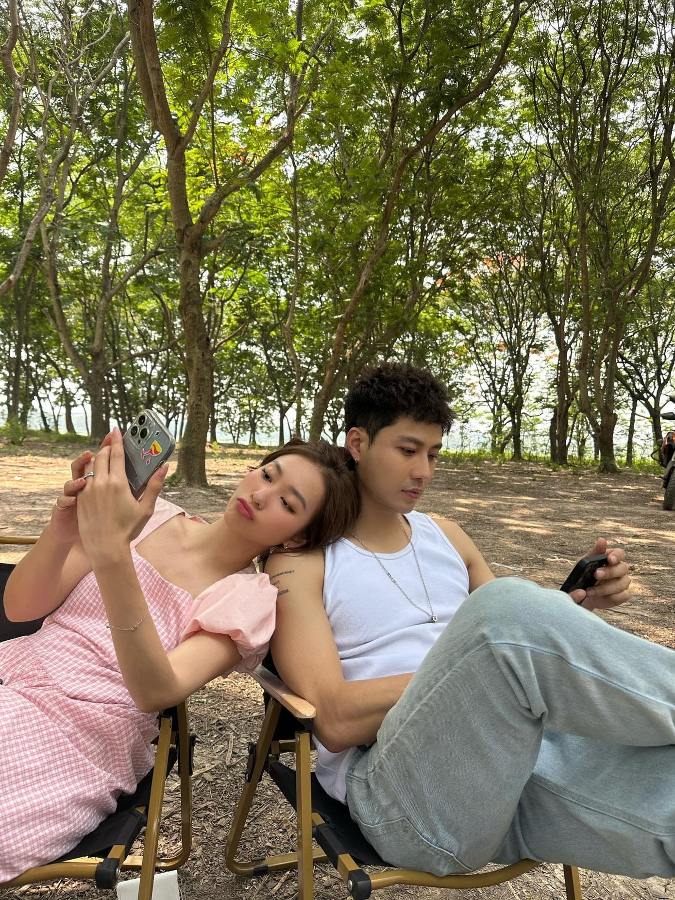 Khoảnh khắc hậu trường ngọt ngào của cả hai.