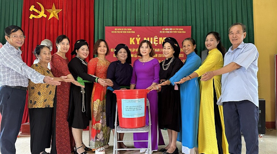 Hội viên hội Hội phụ nữ, xã Yên Thắng hưởng ứng Cuộc vận động “Hũ gạo tình thương, tặng thẻ BHYT, trao gửi yêu thương”.