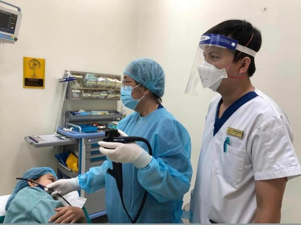 Tuyết Nhung phải nhập viện vì viêm dạ dày. Tuyết Nhung phải nhập viện vì viêm dạ dày.