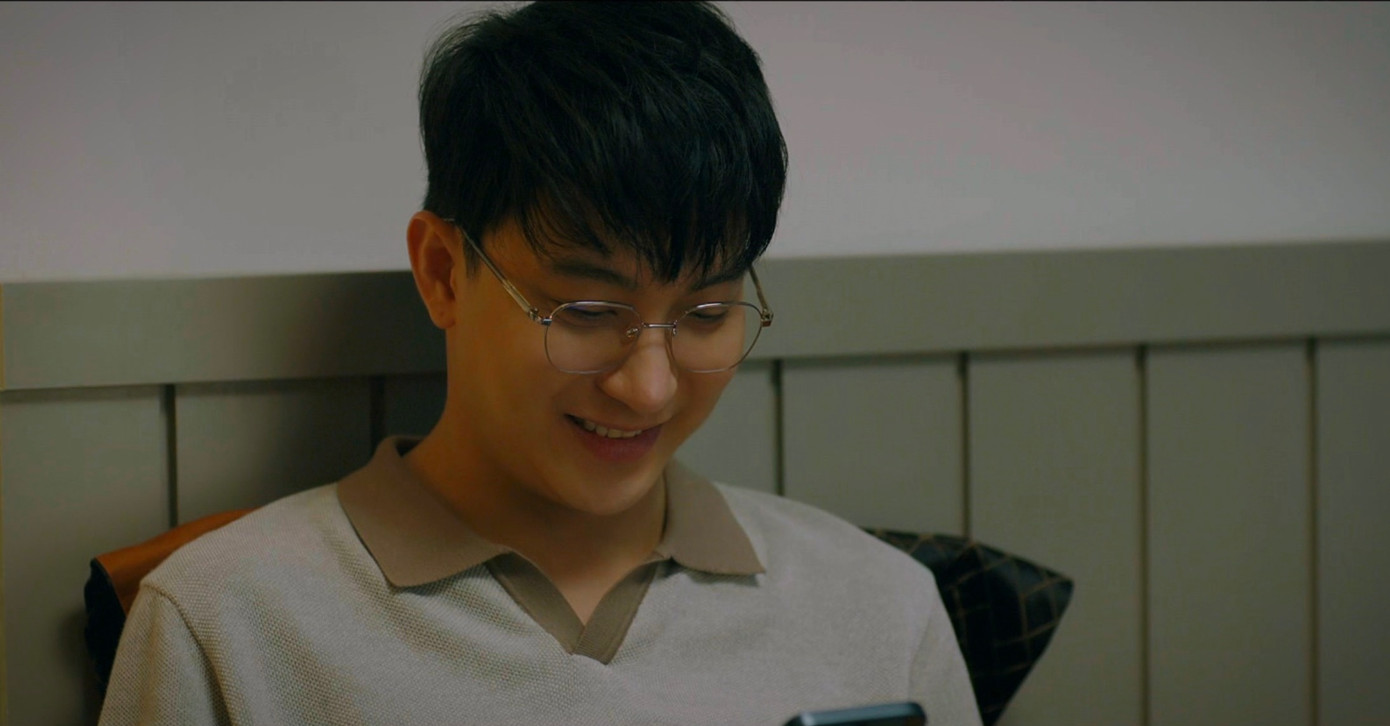 Nguyệt đã phát hiện những dấu hiệu lạ của chồng.