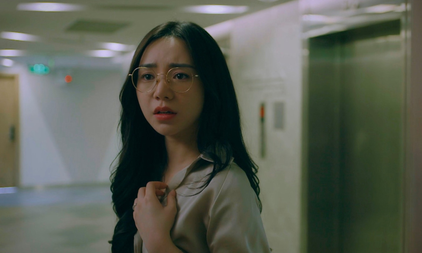 Nguyệt quyết định điều tra hành tung của chồng.