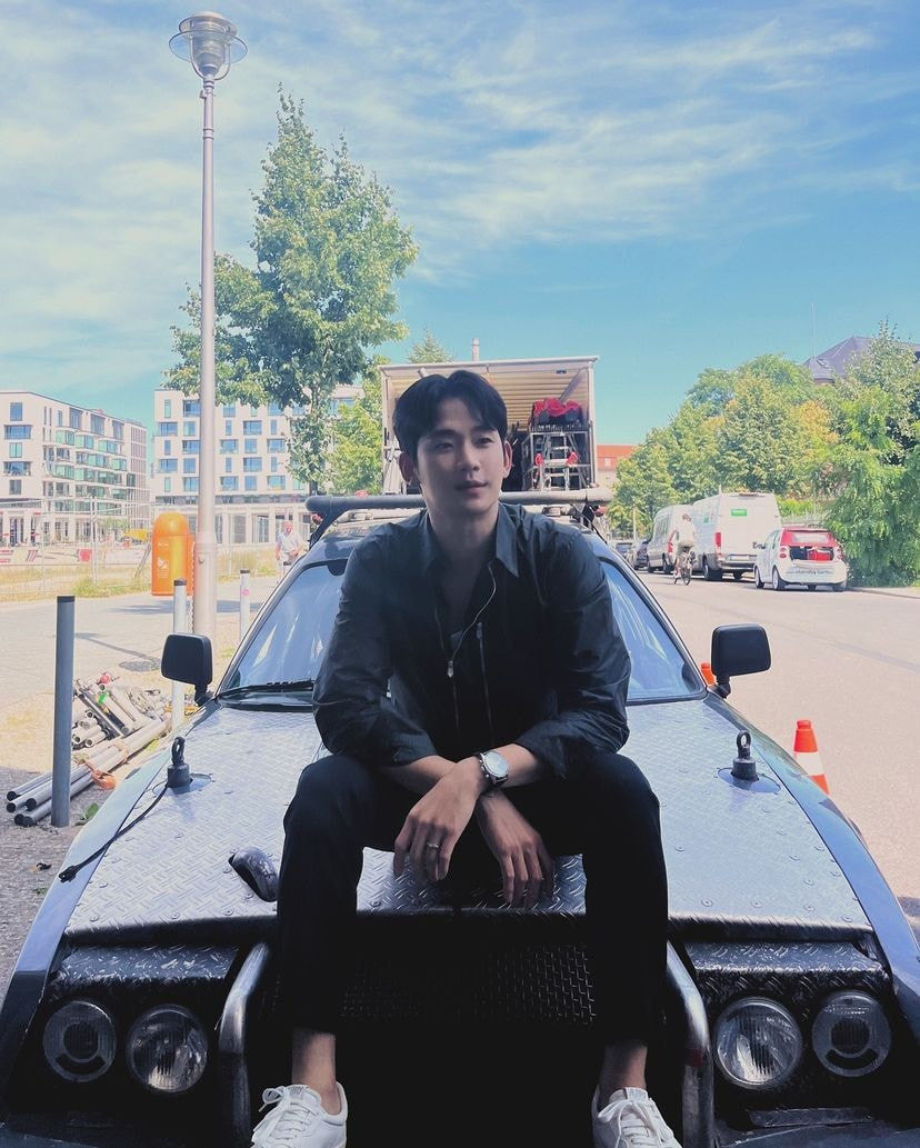 Kim Soo Hyun vẫn đăng ảnh hậu trường dù phim đã hết. Kim Soo Hyun vẫn đăng ảnh hậu trường dù phim đã hết.