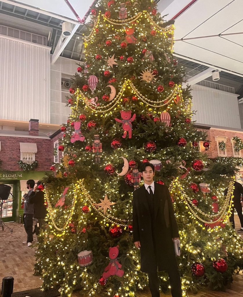 Kim Soo Hyun vẫn đăng ảnh hậu trường dù phim đã hết. Kim Soo Hyun vẫn đăng ảnh hậu trường dù phim đã hết.