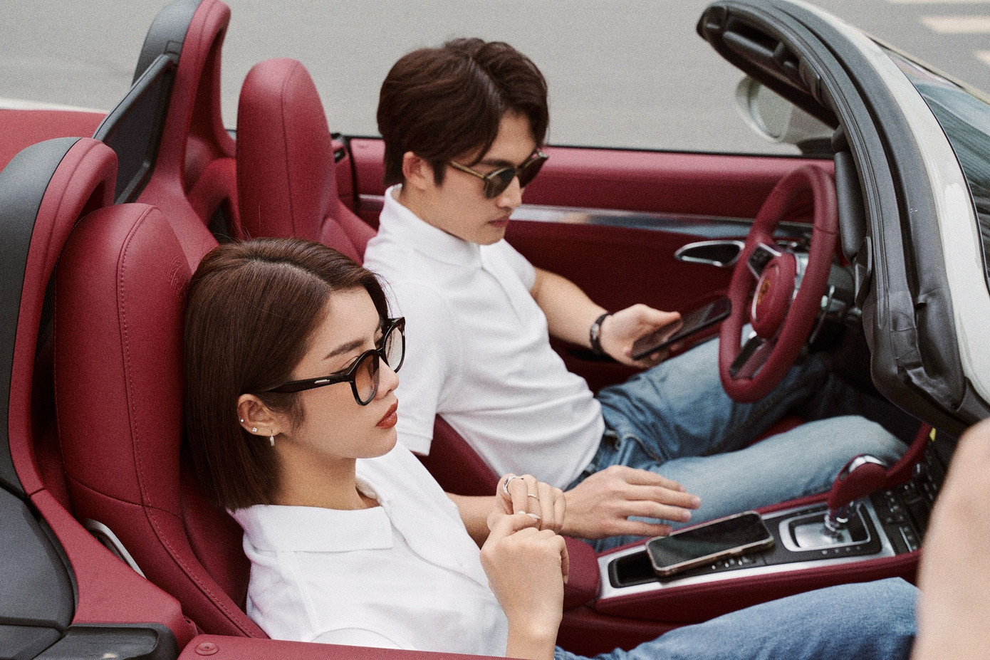 Đình Tú đăng nhiều ảnh diện đồ đôi với Trình Mỹ Duyên. Đình Tú đăng nhiều ảnh diện đồ đôi với Trình Mỹ Duyên.