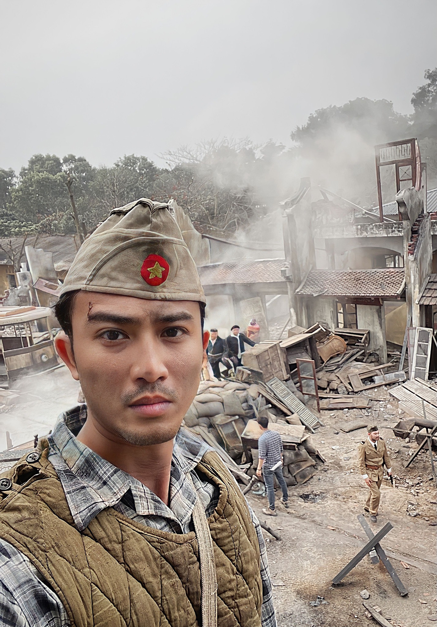 Doãn Quốc Đam đóng vai một người lính thời chiến. Doãn Quốc Đam đóng vai một người lính thời chiến.