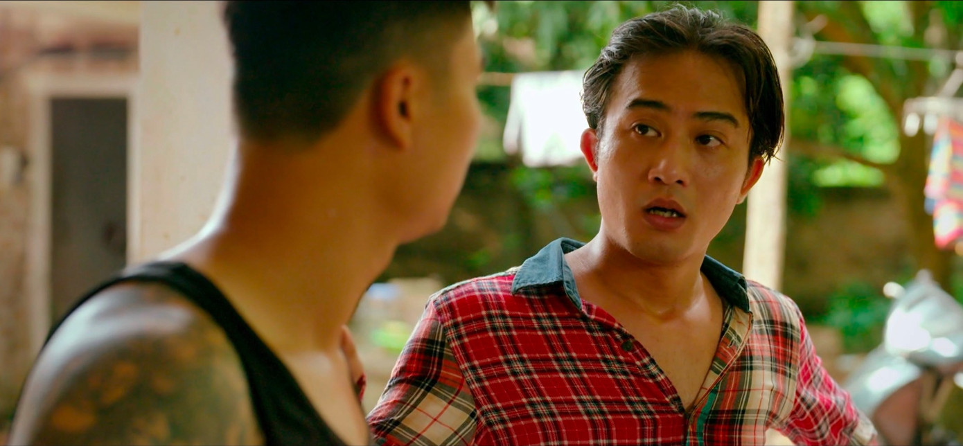 Vì thế mà khán giả than phiền là không hiểu nhân vật này nói gì. Vì thế mà khán giả than phiền là không hiểu nhân vật này nói gì.