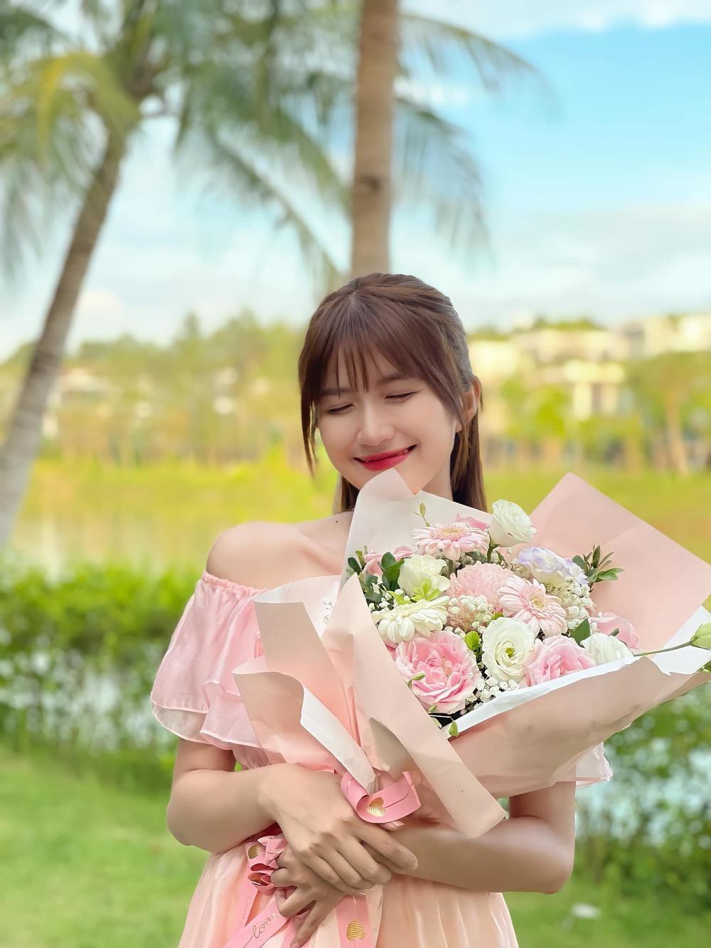 Ngọc Huyền xinh tươi trong ngày đóng máy phim. Ngọc Huyền xinh tươi trong ngày đóng máy phim.