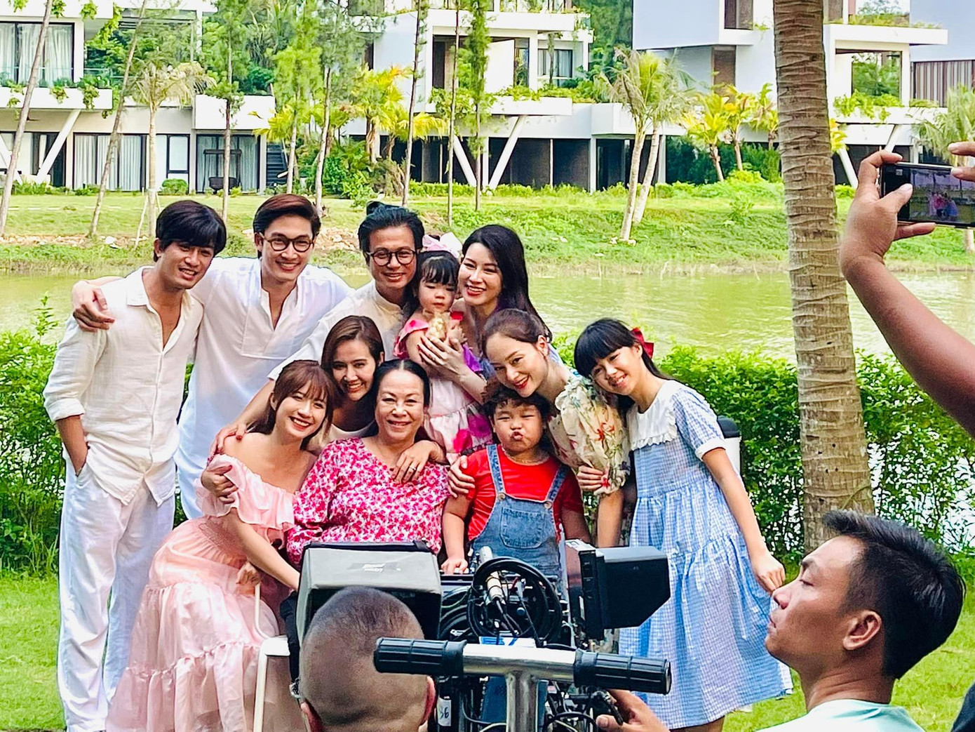 Lan Phương cẩn thận cám ơn từng người trong đoàn làm phim.