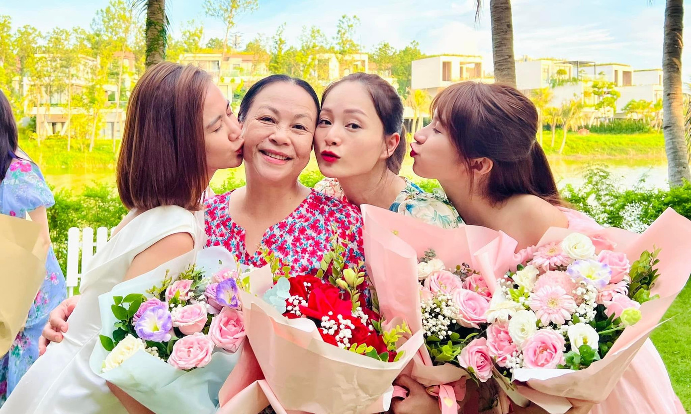 Bốn mẹ con bà Nga hạnh phúc trong ngày đóng máy phim. Bốn mẹ con bà Nga hạnh phúc trong ngày đóng máy phim.