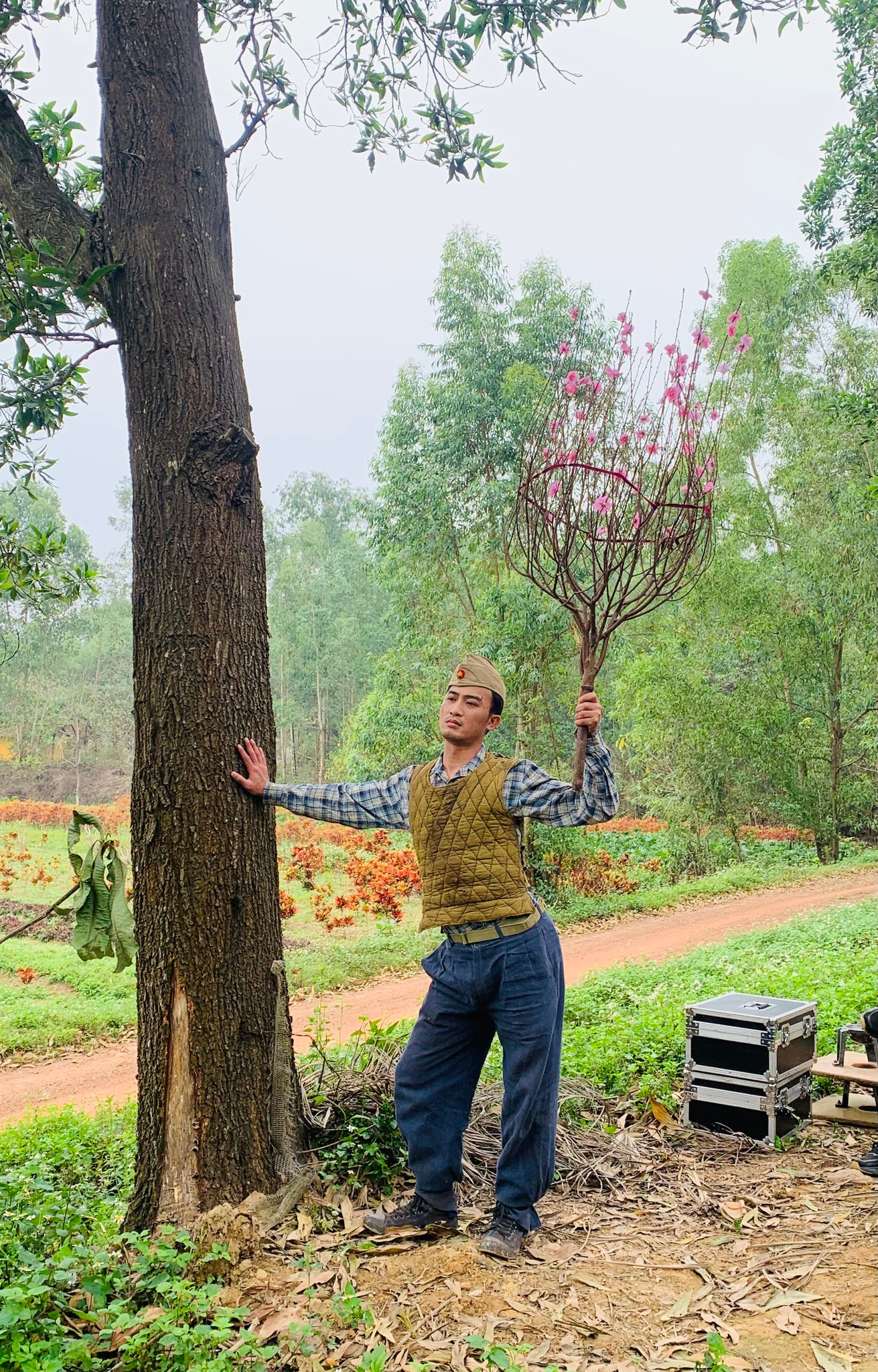 Nam diễn viên khoe cành đào một cách độc lạ. Nam diễn viên khoe cành đào một cách độc lạ.